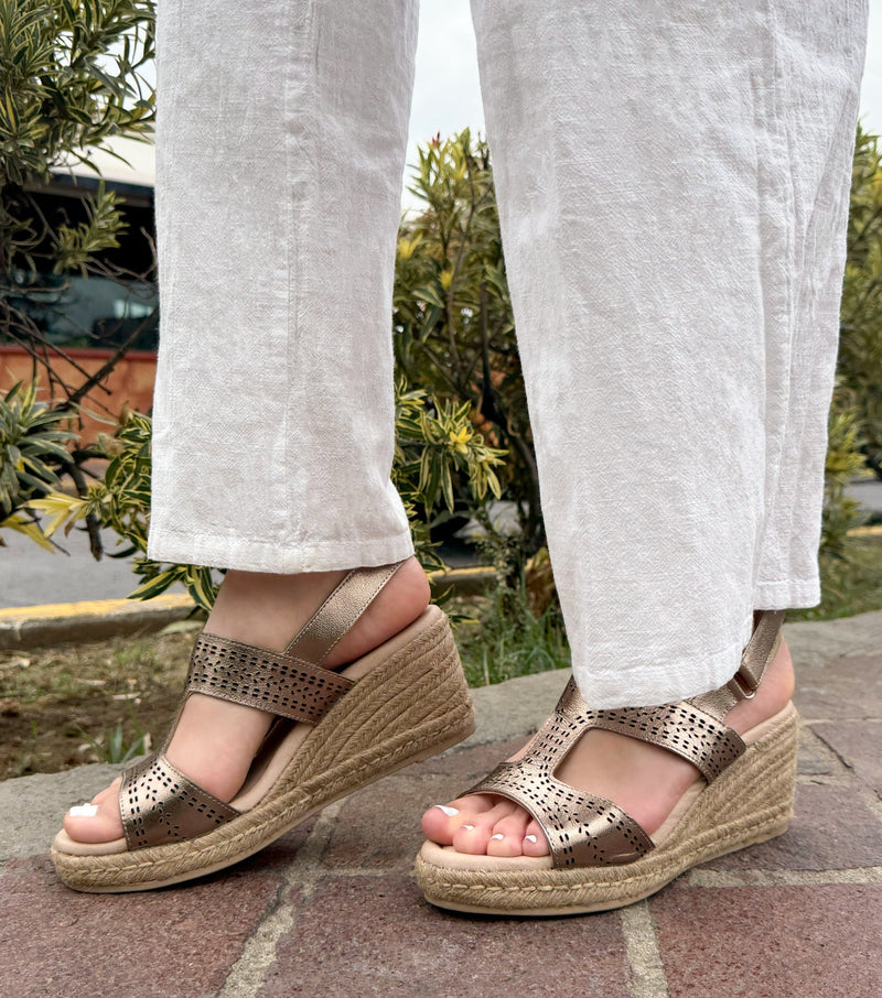 Riviera — Sandalia de Cuña de Piel con Acabado Metalizado